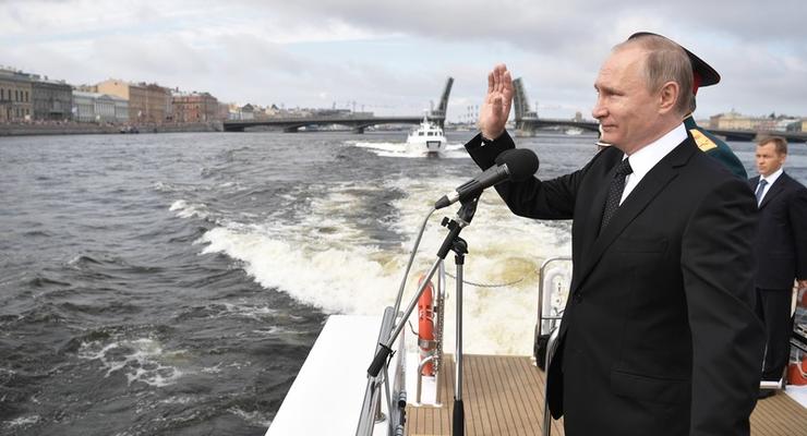 Путин принял военно-морской парад в Санкт-Петербурге