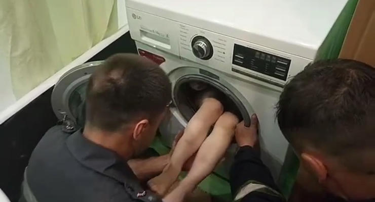 В Харькове ребенок застрял в стиральной машине