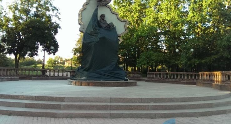 В центре Луганска подорвали памятник боевикам