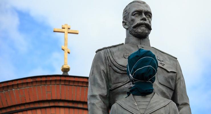 В Новосибирске мужчина порубил топором памятник Николаю II