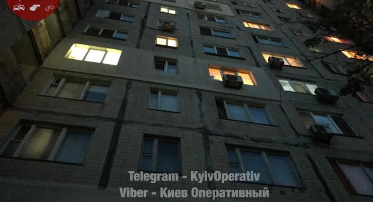В Киеве женщина на глазах матери и дочери выпрыгнула из окна 10 этаже