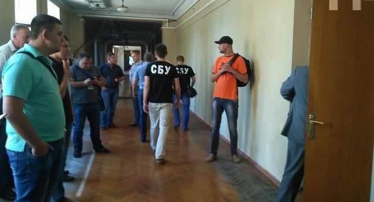 СБУ обыскивает мэрию Запорожья: ищут связь с боевиками в Донбассе