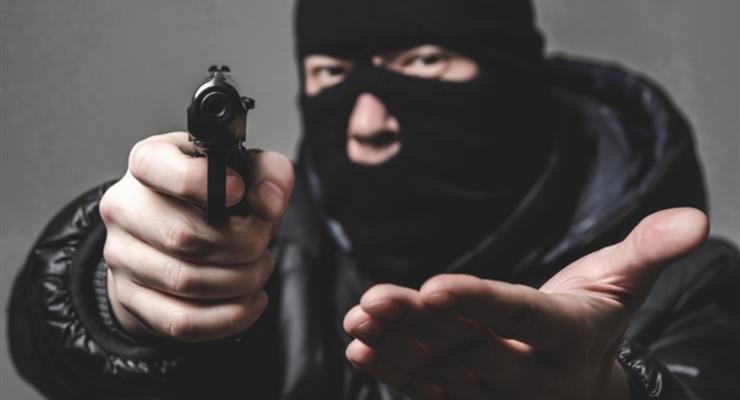 В Киеве неизвестные с оружием украли 5 млн грн: объявлен перехват