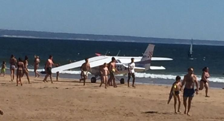 В Португалии самолет аварийно сел на пляже: есть погибшие