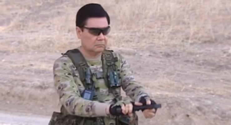 Президент Туркмении проверил армию в стиле Рэмбо