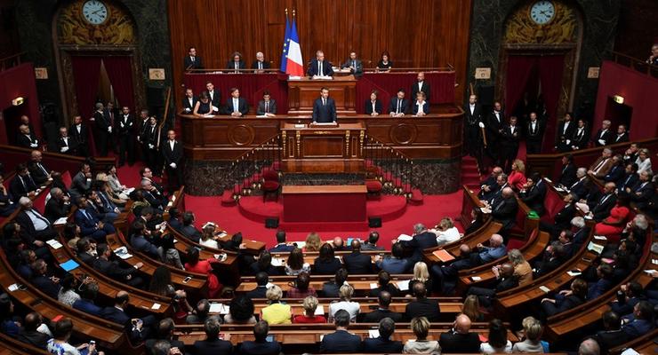 Французским депутатам запрещено брать на работу родственников