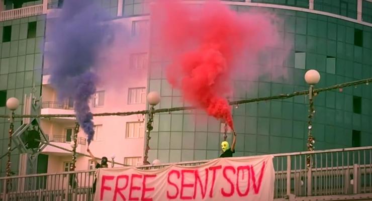 Pussy Riot устроили акцию в поддержку Сенцова