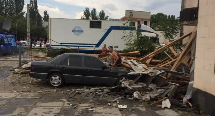 В Скадовске ураган разрушил дом и повредил машину