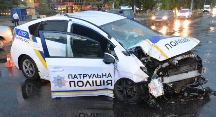 В Николаеве полицейское авто влетело в столб
