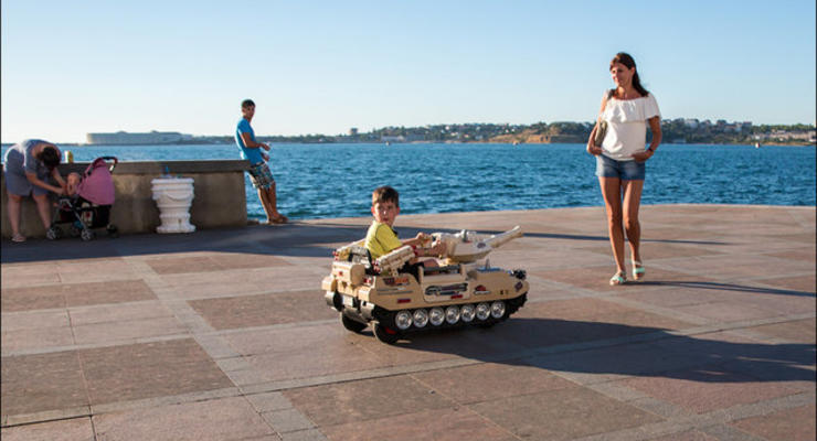 Дети на танках и повсюду триколор: как сейчас выглядит оккупированный Севастополь