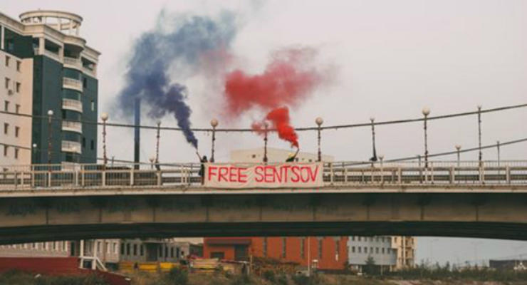 В России задержали участниц Pussy Riot за акцию Free Sentsov