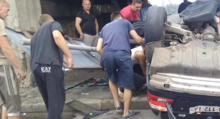 В Киеве перевернулся новый BMW, есть пострадавшие