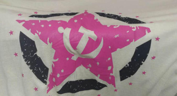 В Бердянске изъяли из продажи футболки с серпом и молотом