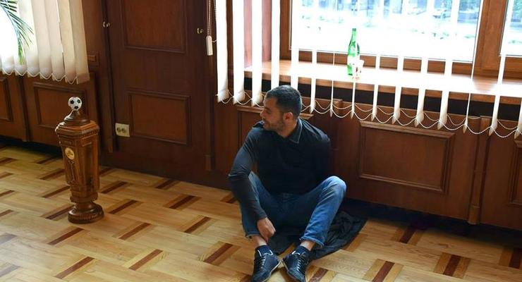 На Прикарпатье депутат приковал себя наручниками к батарее в кабинете мэра