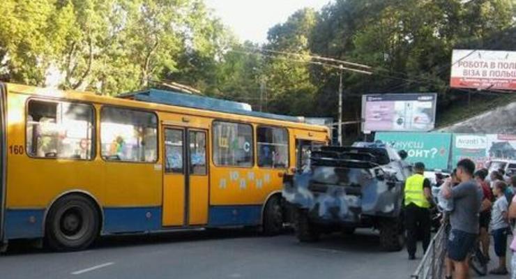 В Тернополе броневик столкнулся с троллейбусом