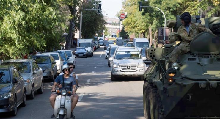 По Киеву проехала военная техника для парада