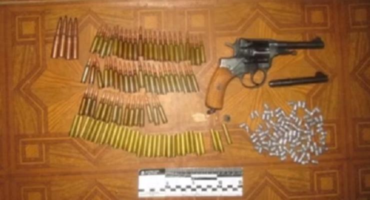 У живущего в подвале киевлянина изъяты боеприпасы и оружие