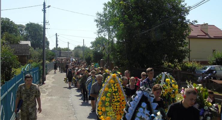 Во Львовской области всем селом хоронили бойца АТО