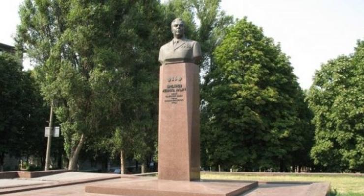 В Каменском требуют снести памятник Брежневу