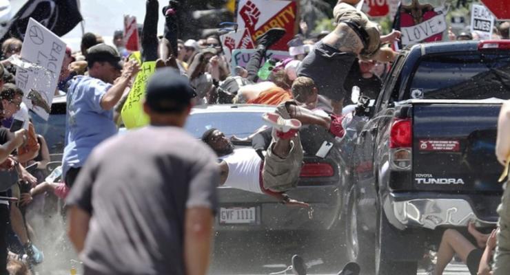 В США авто въехало в толпу протестующих, есть жертвы