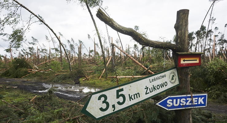 Последствия мощного урагана в Польше сняли на видео