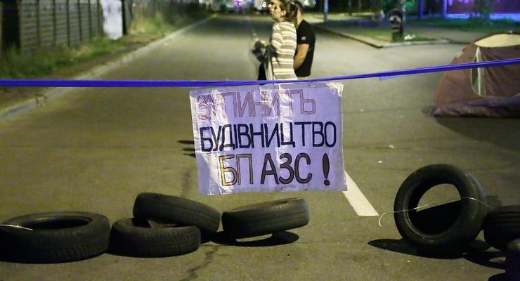 Киевляне днем и ночью блокируют улицу из-за АЗС