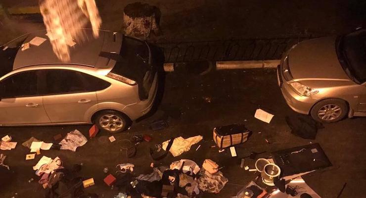 В Киеве пьяный мужчина с ножом бегал за своими детьми - очевидцы