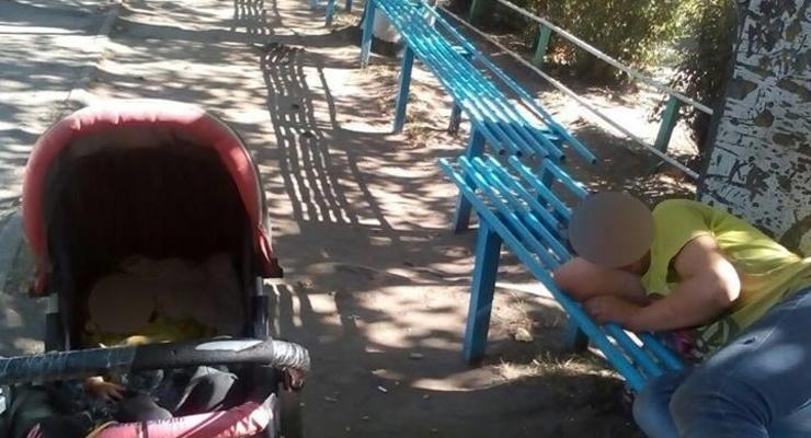 В Днепре горе-мать уснула на улице, забыв о малыше