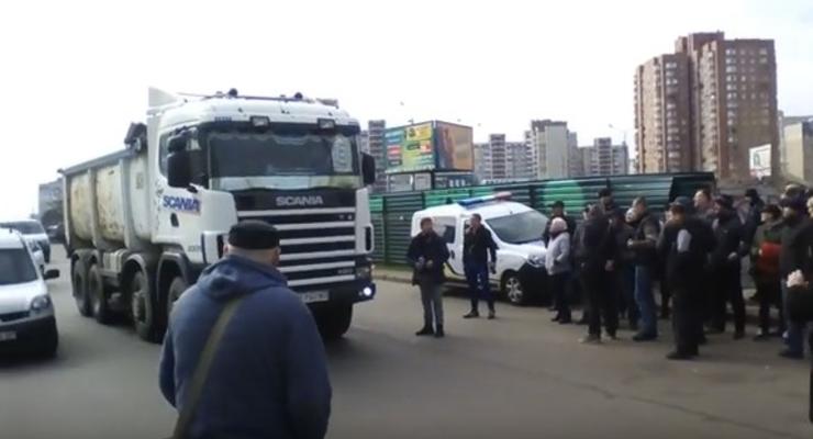 Прокуратура: Строительство АЗС в Киеве на Ревуцкого незаконное