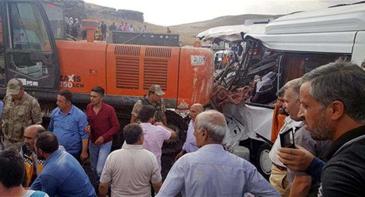 В Турции кран упал на микроавтобус: погибли семь человек