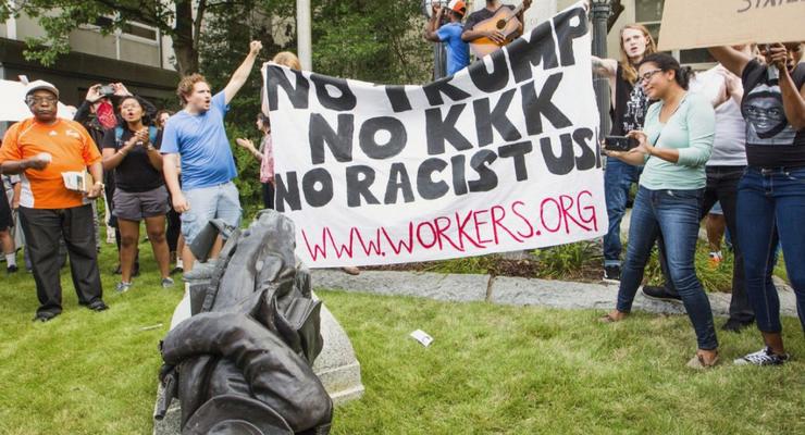 Против расизма: в США снесли памятник войскам конфедерации