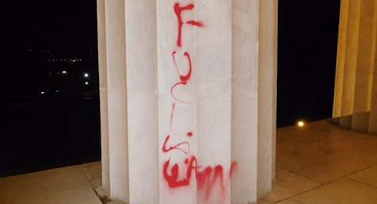 В Вашингтоне вандалы осквернили колонну мемориала Линкольна