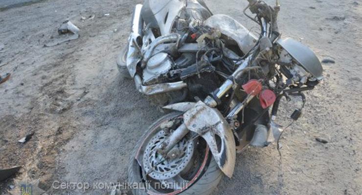 На Волыни мотоцикл влетел в грузовик, погибли два человека