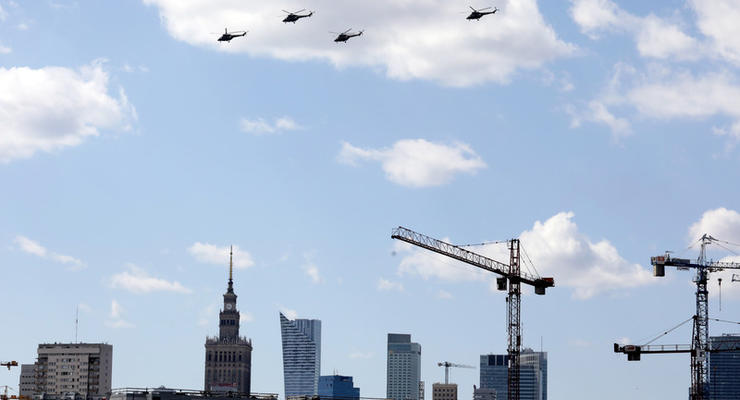Вертолеты армии США на бреющем полете исследуют Латвию