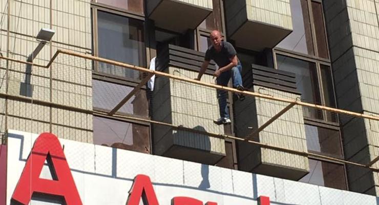 В центре Киева мужчина угрожает выпрыгнуть из гостиницы