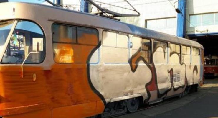 В Киеве неизвестные остановили и разрисовали трамвай