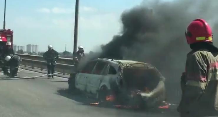 На Южном мосту в Киеве загорелся автомобиль: образовалась пробка