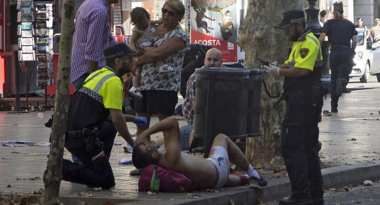 В сети появились фото и видео с места теракта в Барселоне