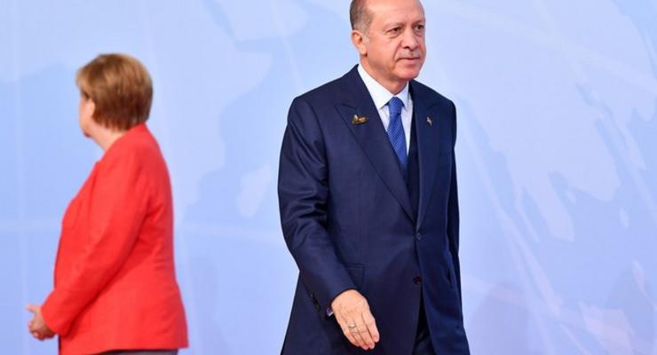Эрдоган назвал Меркель врагом, призвал не голосовать за ее партию