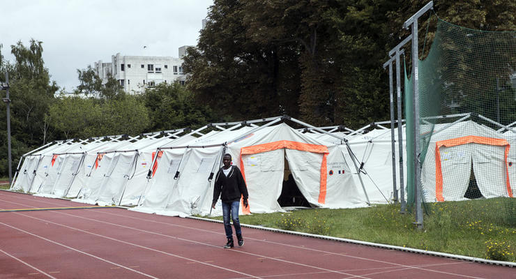 Во Франции тысячи мигрантов были выселены из стихийного лагеря