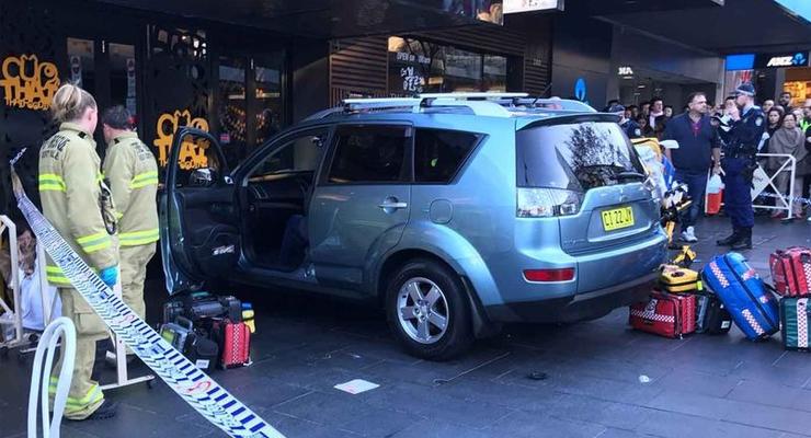 В Сиднее авто влетело в прохожих, есть пострадавшие