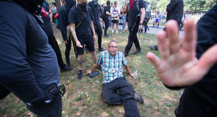 В Бостоне произошли столкновения во время митинга ультраправых