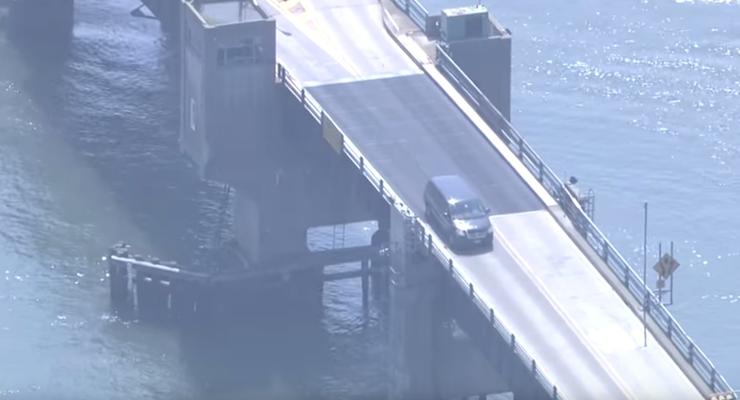 В США авто перескочило через разведенный мост