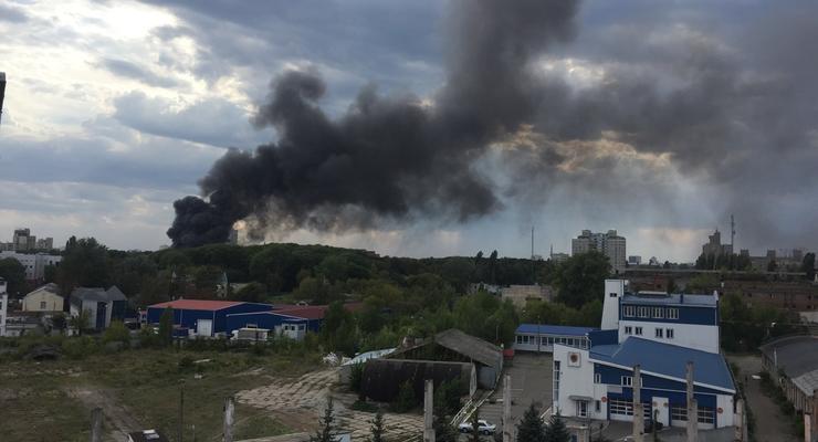 На Шулявке в Киеве возник масштабный пожар