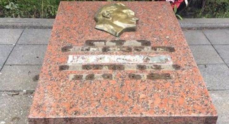 Во Львове вандалы повредили надгробие на Холме Славы