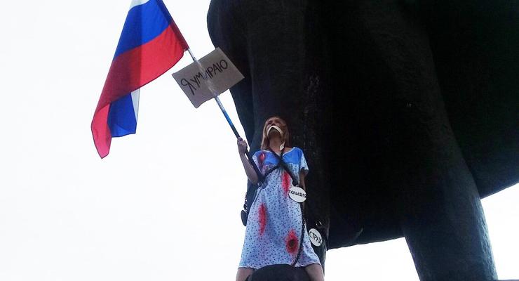 Россиянка с триколором приковала себя к памятнику
