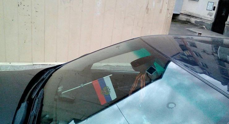 Под Одессой активисты заставили туристов убрать из авто флаг РФ и сожгли его