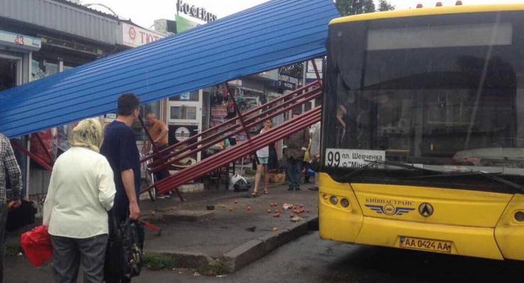 В Киеве автобус въехал в остановку с людьми