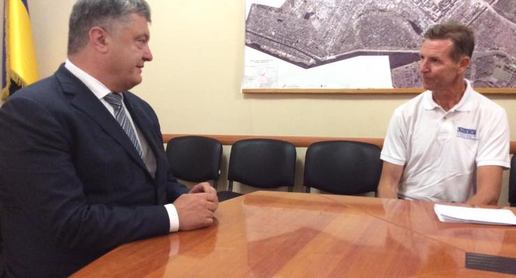 Порошенко на Луганщине встретился с миссией ОБСЕ