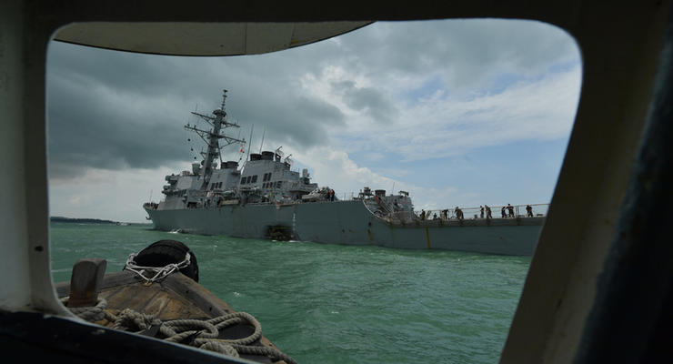 За столкновение эсминца с танкером в США уволят командующего флотом - СМИ